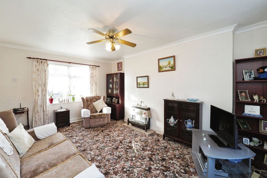 Property photo 2 of 20 Fantastic Sized Lounge