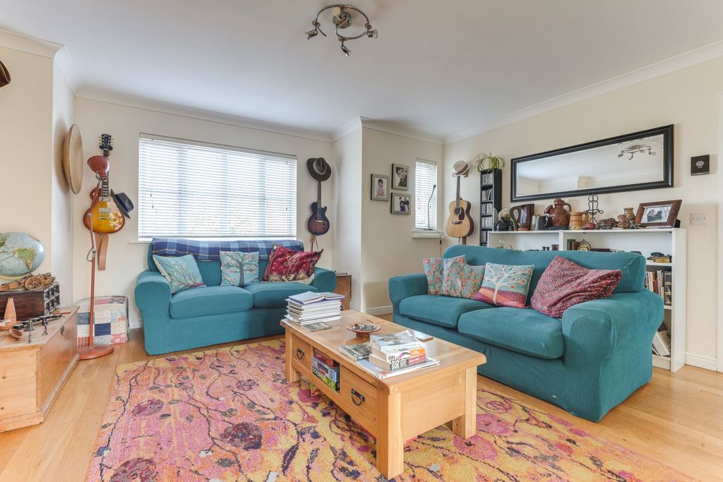 Property photo 3 of 23 Lounge