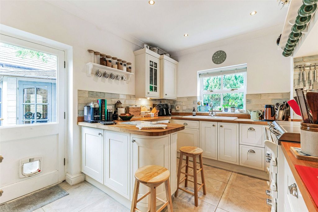 Property photo 2 of 16 Kitchen/Breakfast
