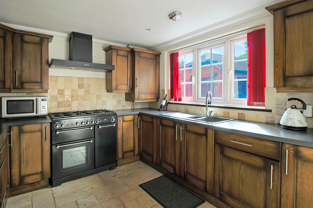 Property photo 3 of 9 Kitchen