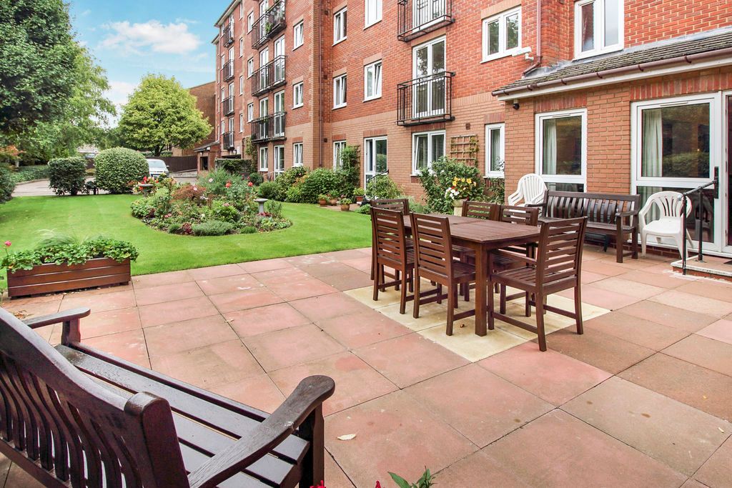Property photo 3 of 10 Communal Patio & Gardens