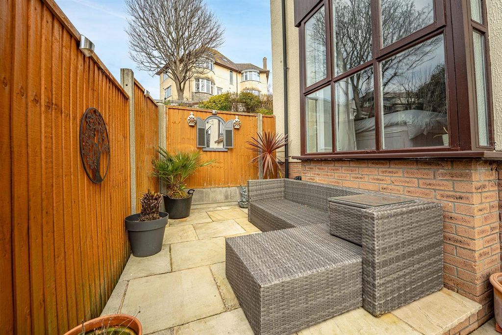 Property photo 2 of 17 Private Garden