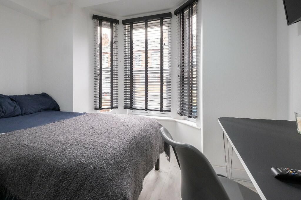 Property photo 3 of 15 A Bright And Tidy Single Bedroom Featuring A Comfo...