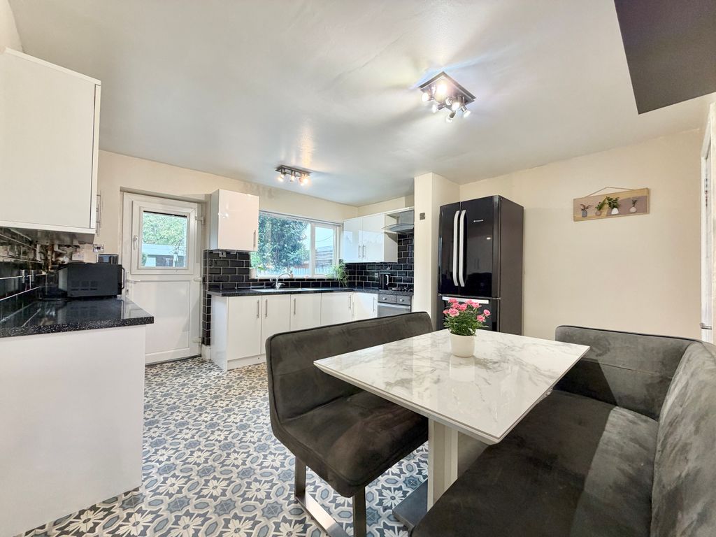 Property photo 3 of 19 Kitchen