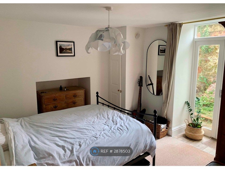 Property photo 3 of 8 Bedroom With Double Doors To Courtyard Garden