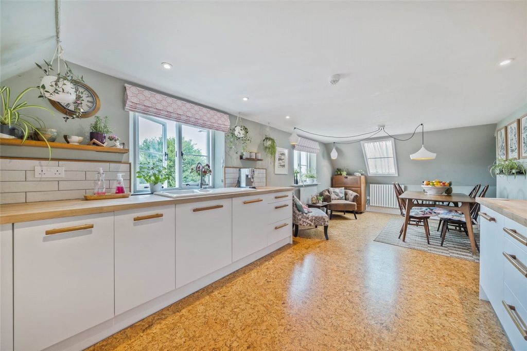 Property photo 2 of 21 Picture No. 12