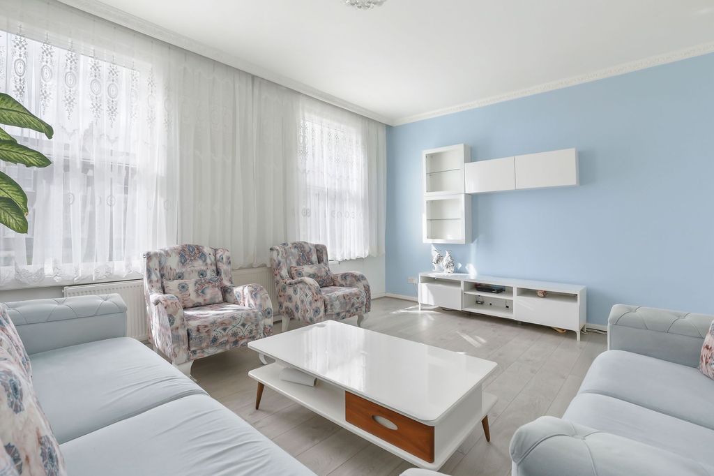 Property photo 2 of 12