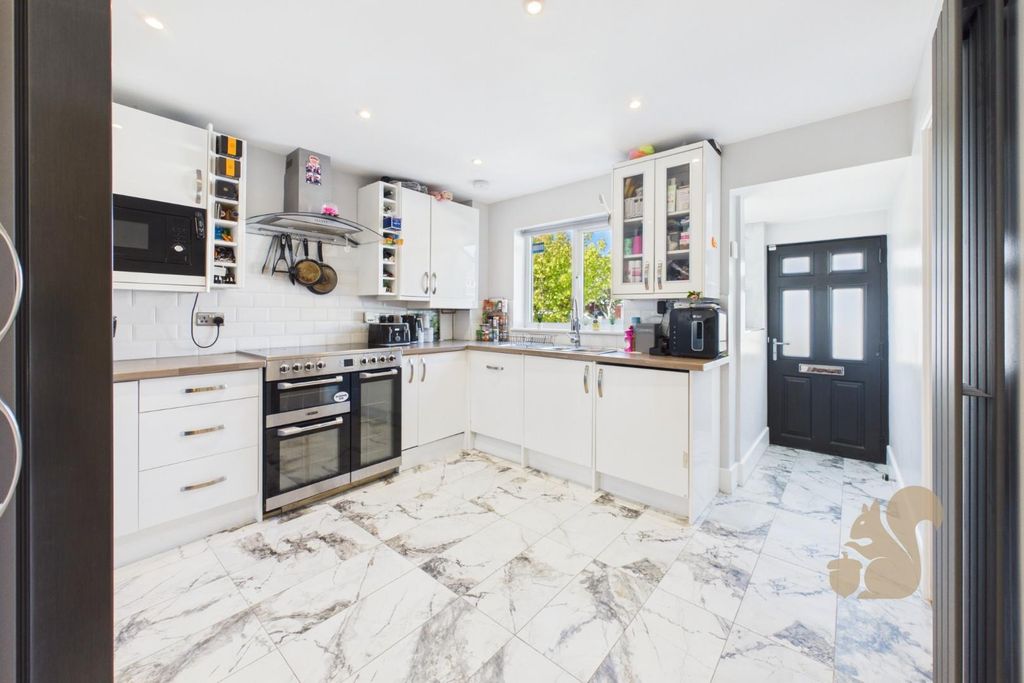 Property photo 3 of 17 Kitchen