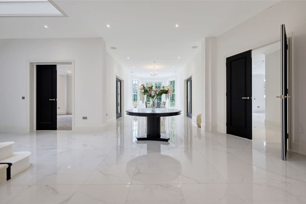 Property photo 3 of 27 Entrance Hall View 2
