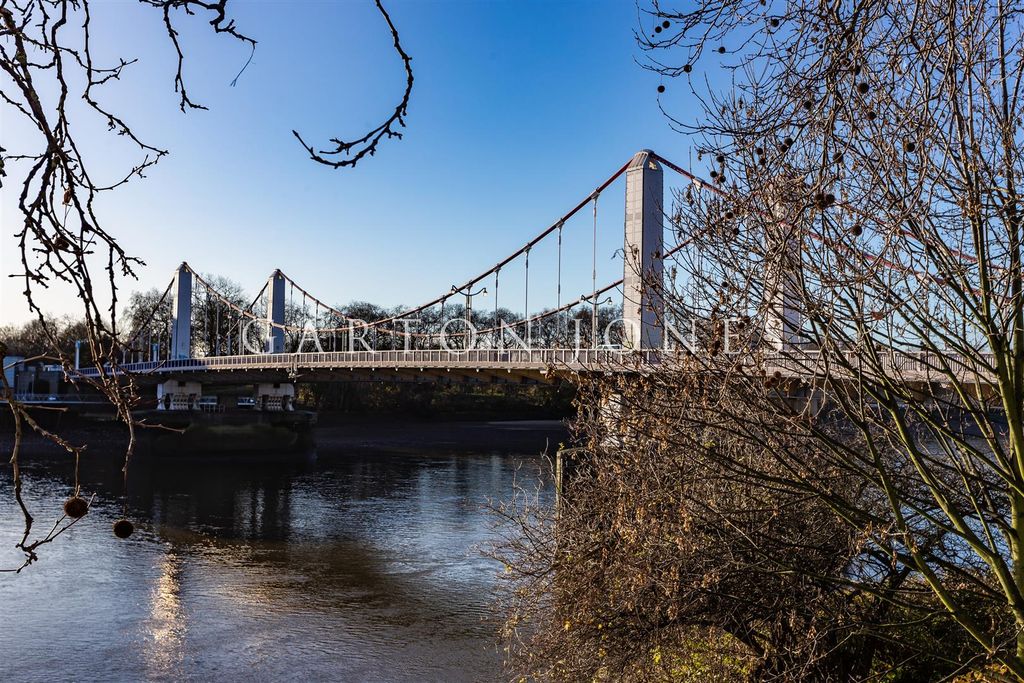 Property photo 2 of 7 Chelsea Bridge