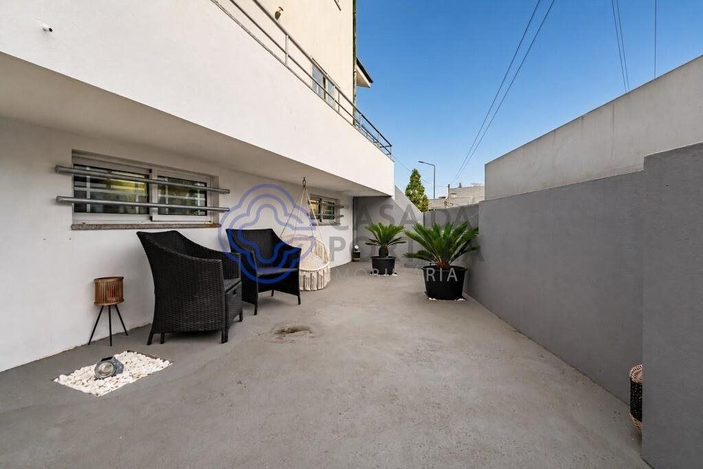 Property photo 3 of 44