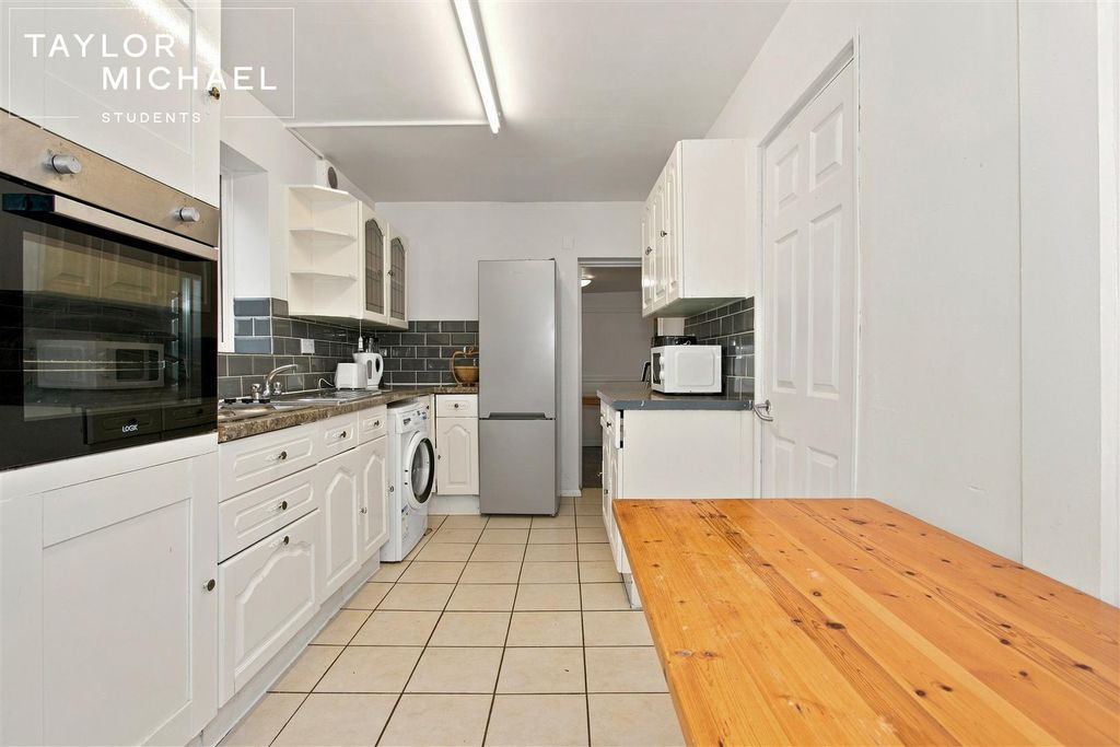 Property photo 2 of 23 Kitchen