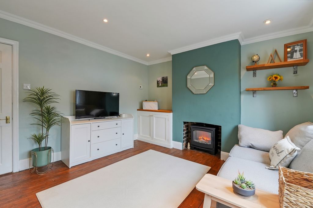 Property photo 3 of 23 Lounge