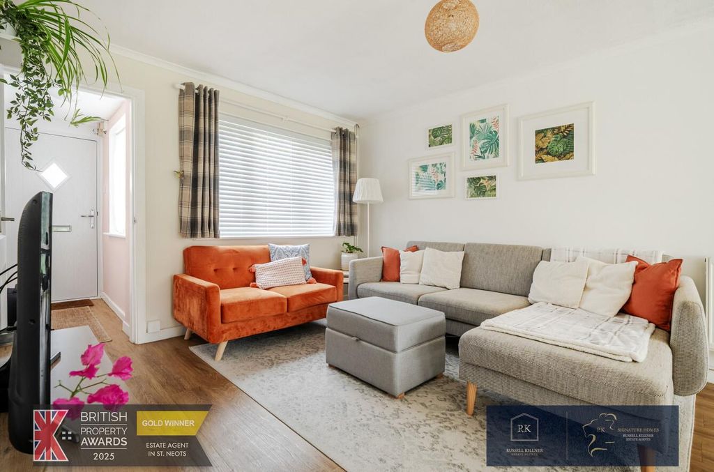 Property photo 3 of 28 Lounge.