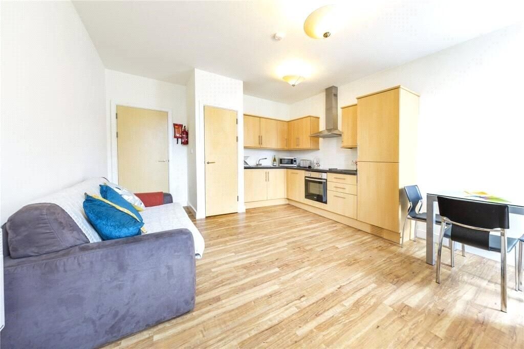 Property photo 1 of 4 Bright And Spacious Contemporary Living Area Featu...