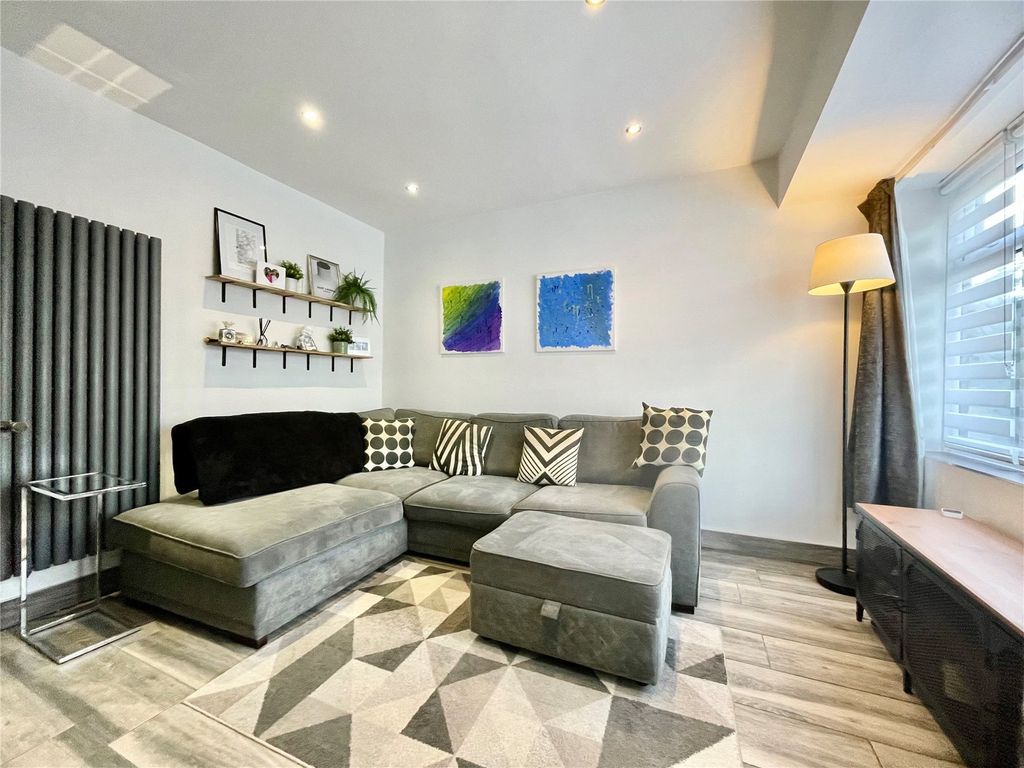 Property photo 3 of 15 Lounge