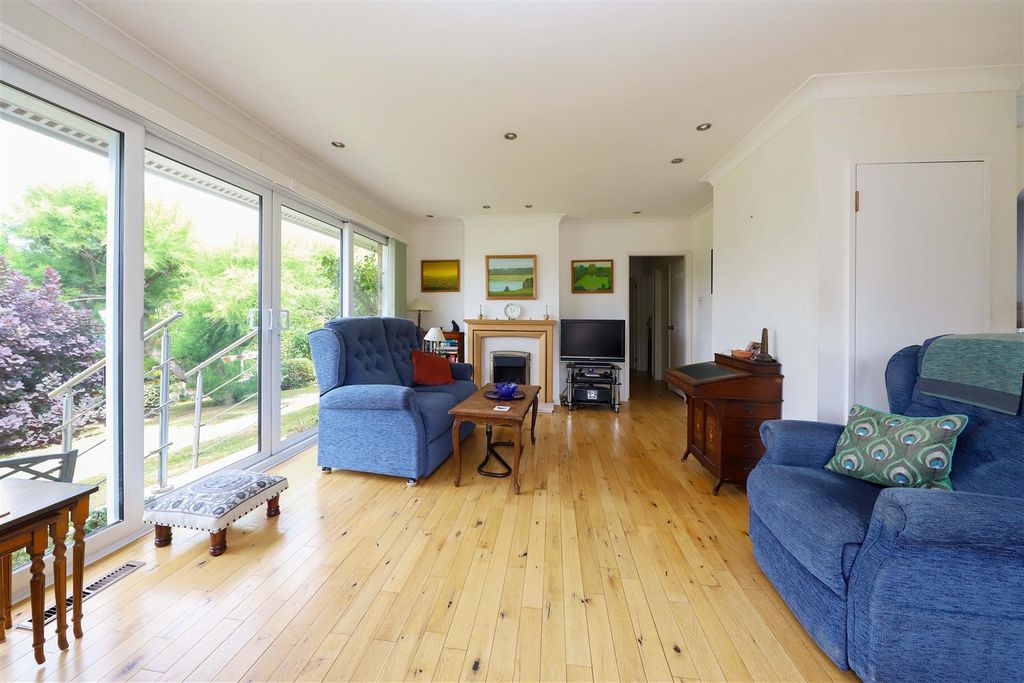 Property photo 3 of 17 Curzon Place