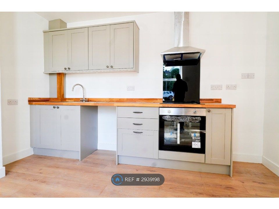 Property photo 3 of 9 Kitchen