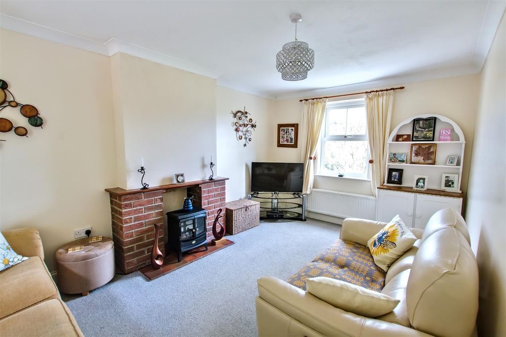 Property photo 2 of 31 Lounge