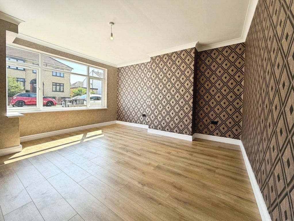Property photo 3 of 15 Lounge