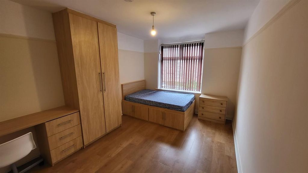 Property photo 1 of 13 Bright And Welcoming Double Bedroom Featuring A Sp...