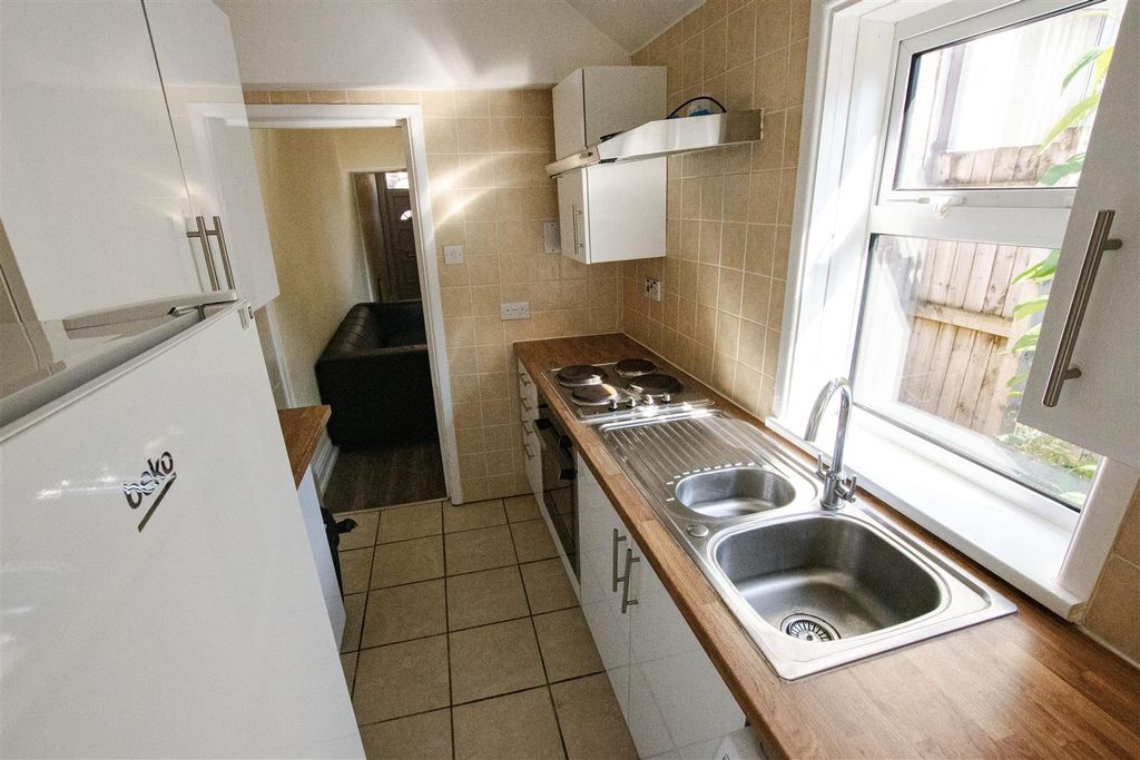 Property photo 3 of 10 Approach