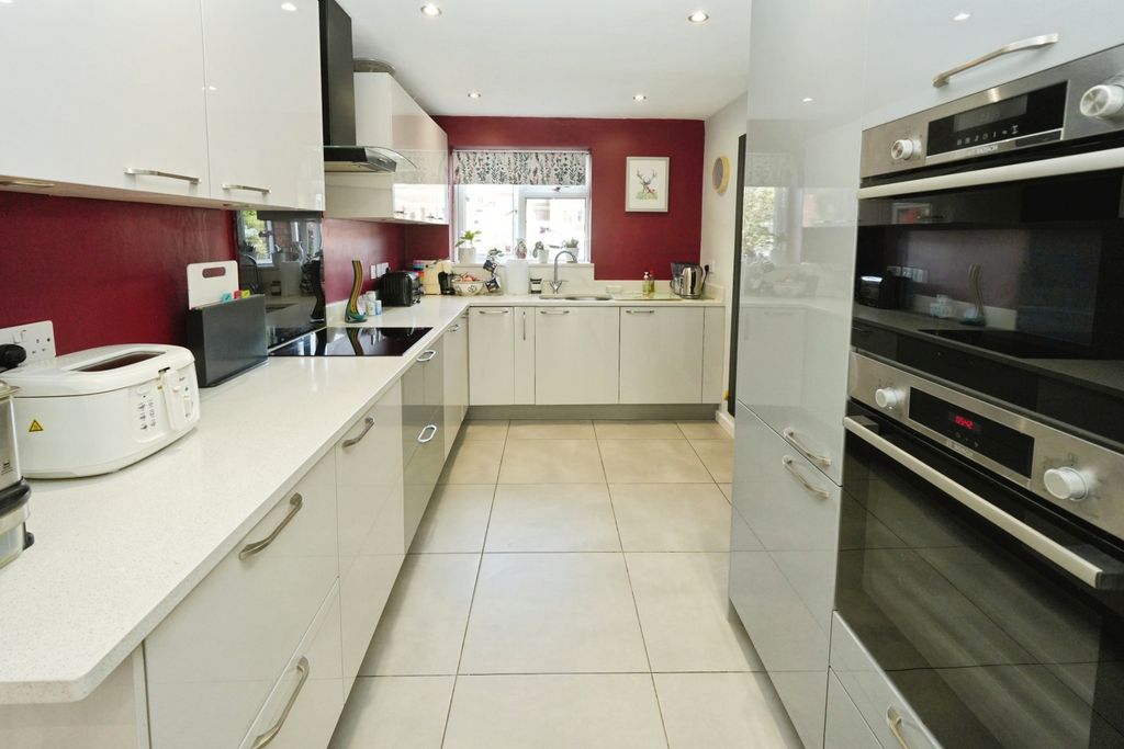 Property photo 3 of 26 Kitchen