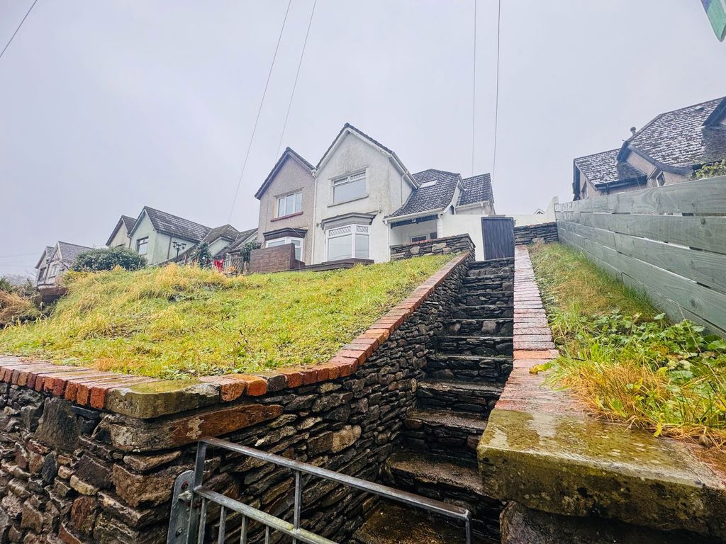 Property photo 2 of 32