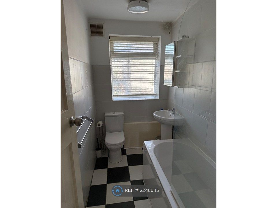 Property photo 3 of 16 Bathroom