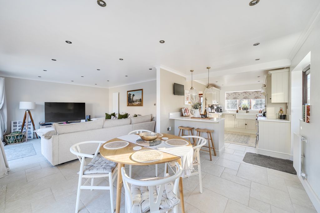 Property photo 2 of 17 13837709692F20Ddbc55E