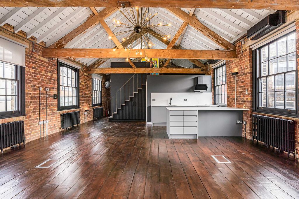 Property photo 2 of 21 Kitchen/Reception