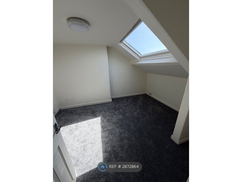 Property photo 3 of 19 Room 4