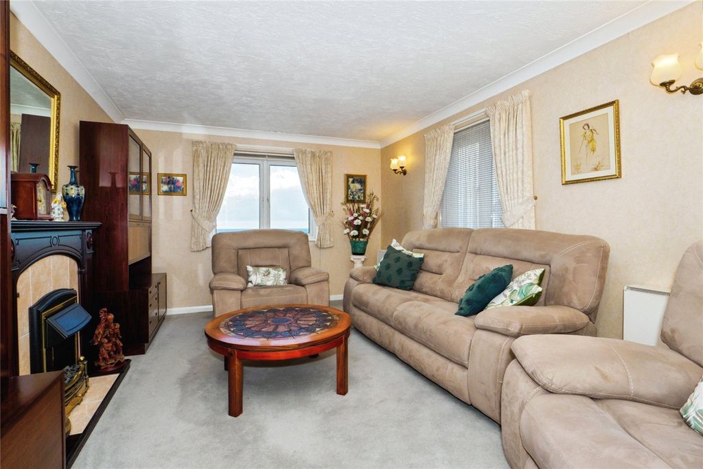 Property photo 2 of 11 Lounge