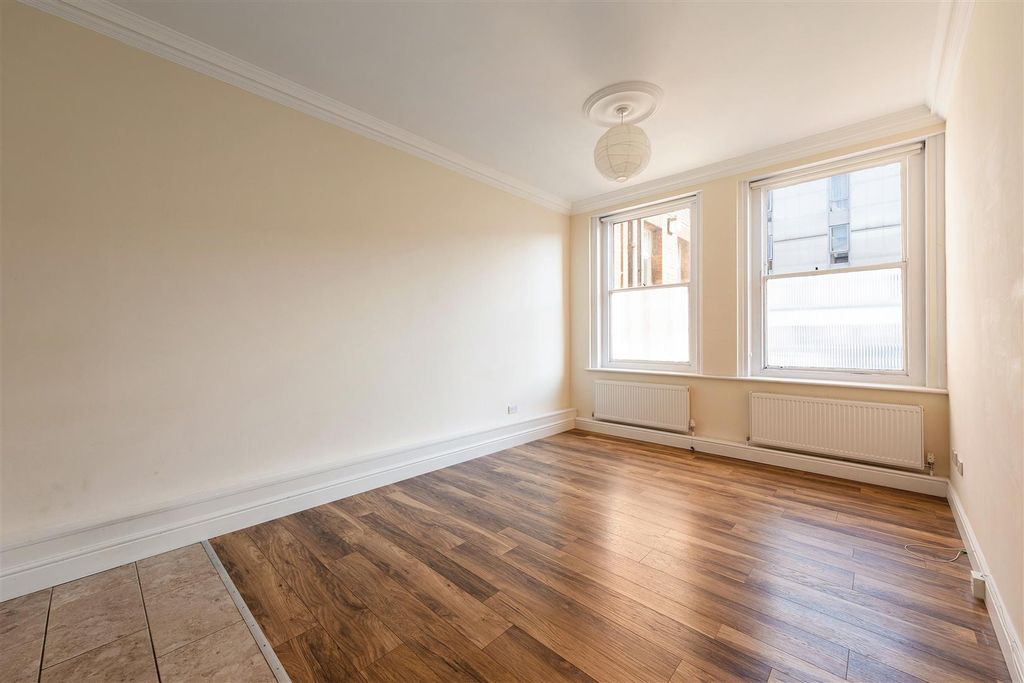 Property photo 2 of 20 Adelaide Road, E10