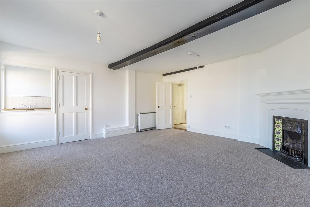 Property photo 3 of 14 Lounge