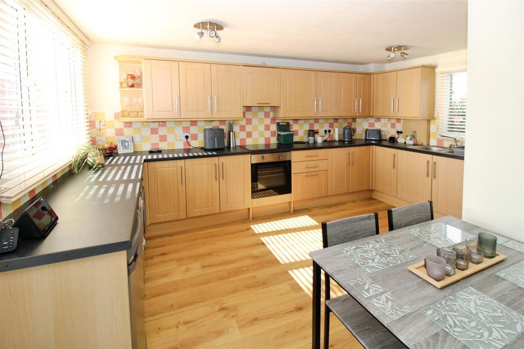 Property photo 2 of 20 Fitted Kitchen
