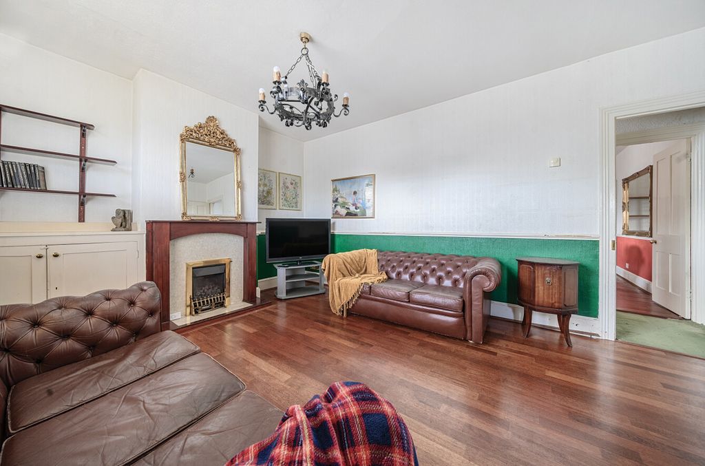 Property photo 3 of 16 1299016-20-6836dc...