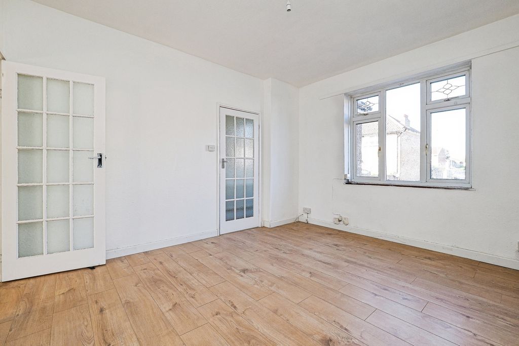 Property photo 2 of 17 Lounge