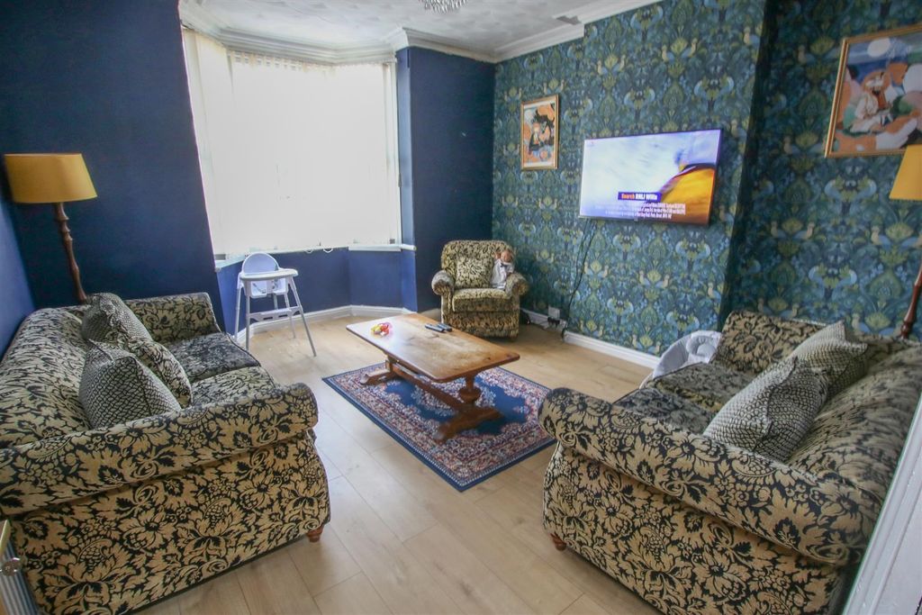 Property photo 2 of 15 Lounge