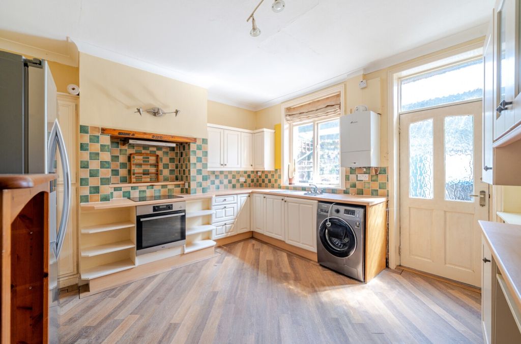 Property photo 2 of 16 Ewemove Harrogate Kitchen Diner