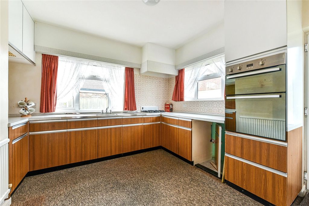 Property photo 3 of 17 Kitchen