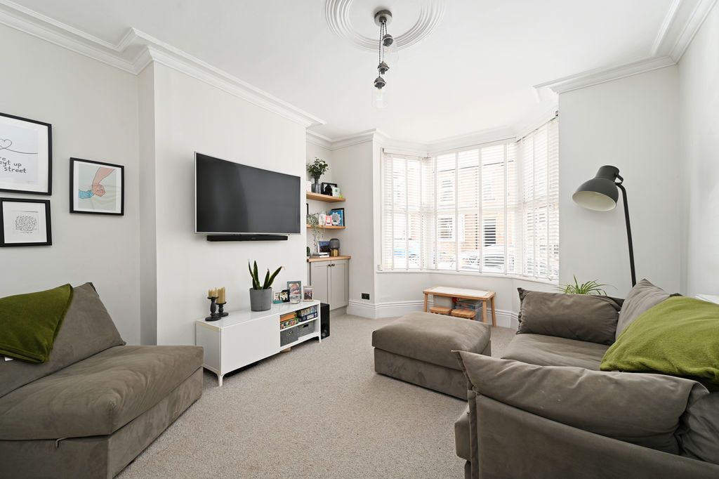 Property photo 3 of 21 Bay Window Lounge