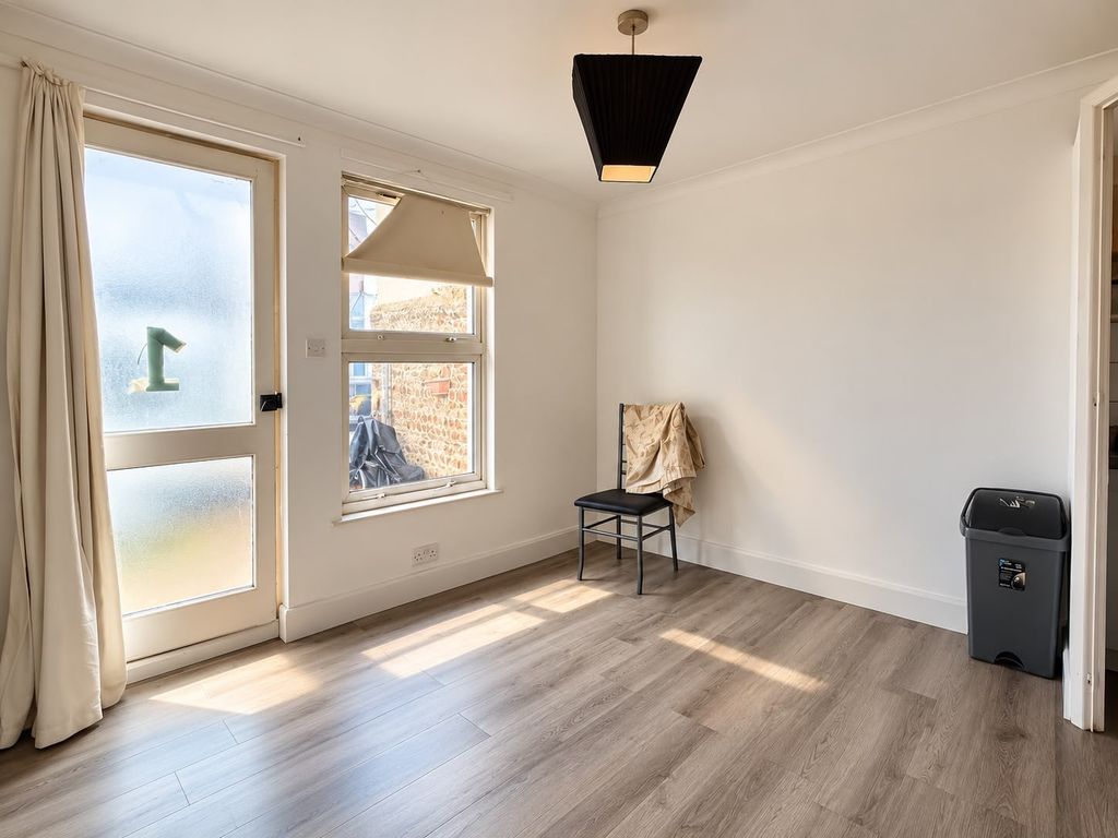 Property photo 1 of 3 Studio
