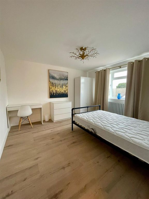 Property photo 2 of 8 Room 5 New Pic 2.Jpeg