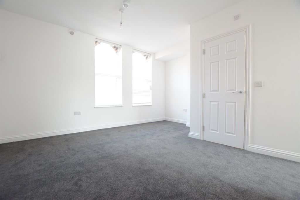 Property photo 3 of 4 Bedroom/Lounge