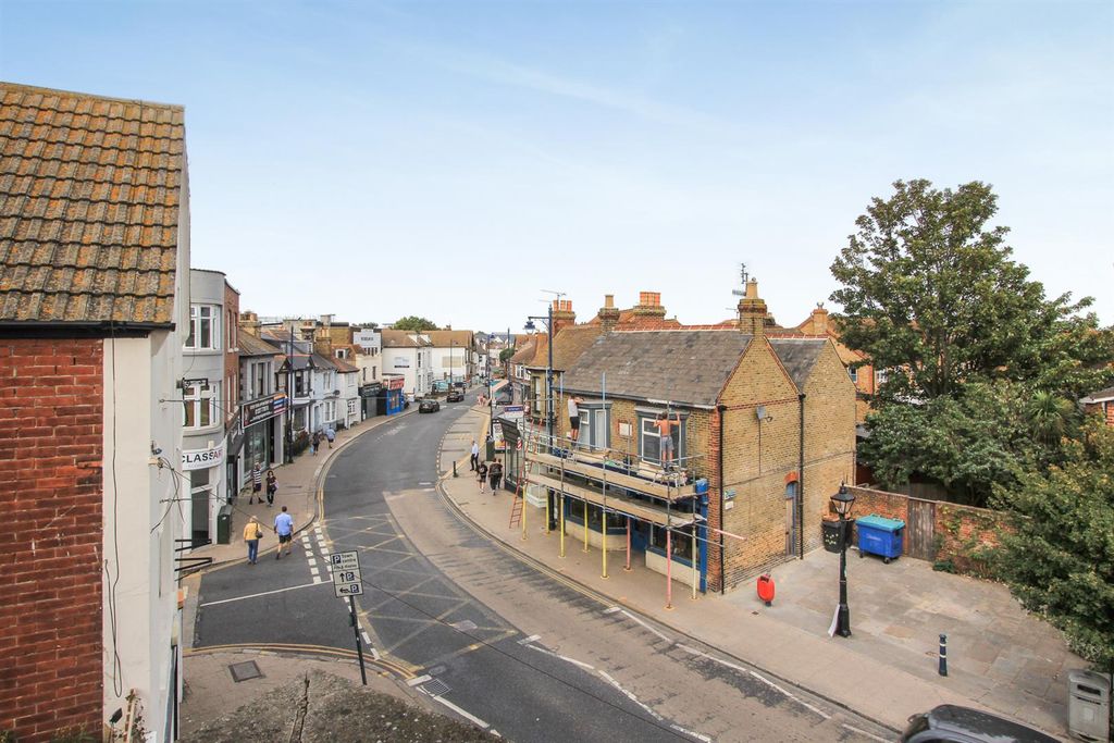 Property photo 2 of 13 Oxford Street, Whitstable