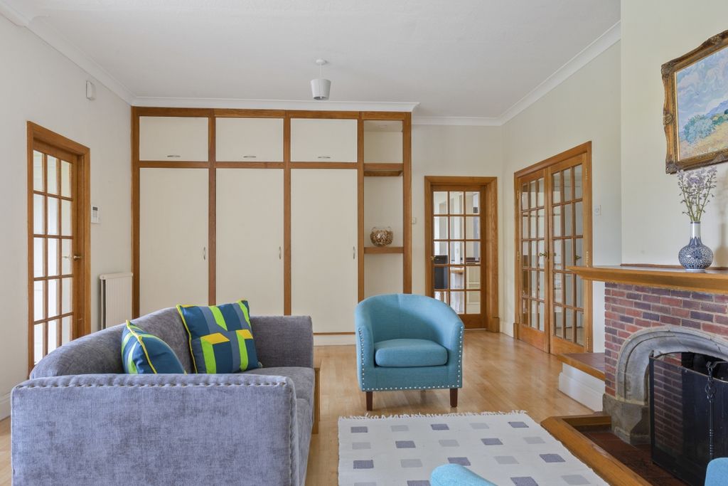 Property photo 3 of 19 Longcross Road