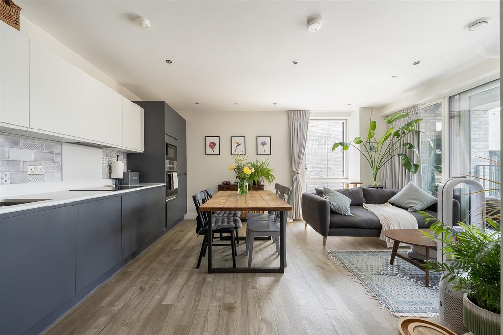 Property photo 3 of 23 Rookwood Way E3