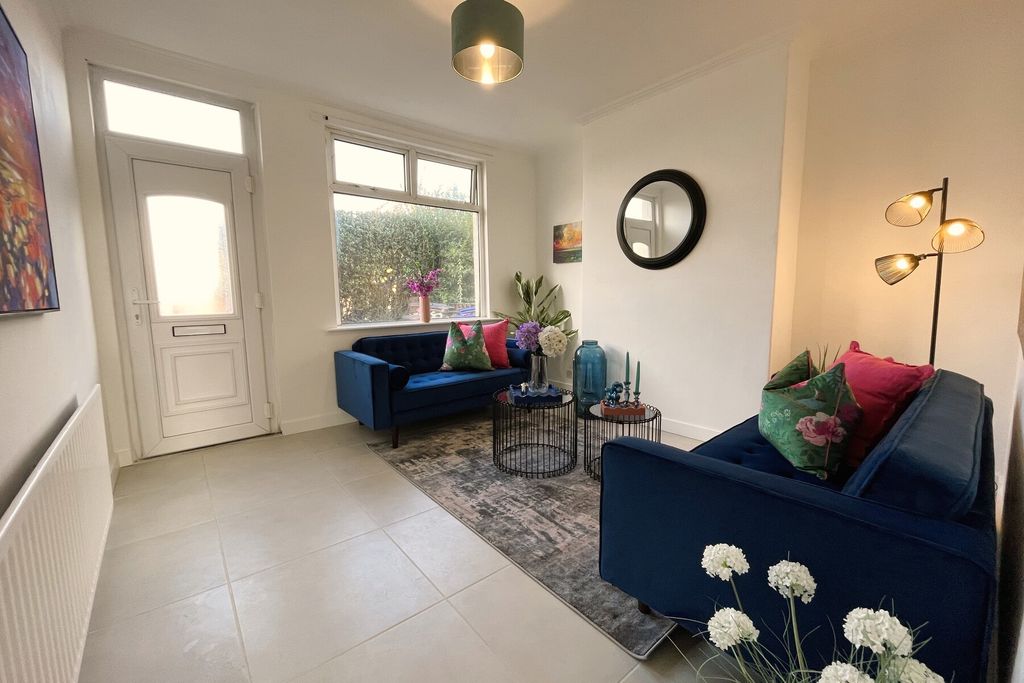 Property photo 1 of 11 Derbyshire Lane- Lounge