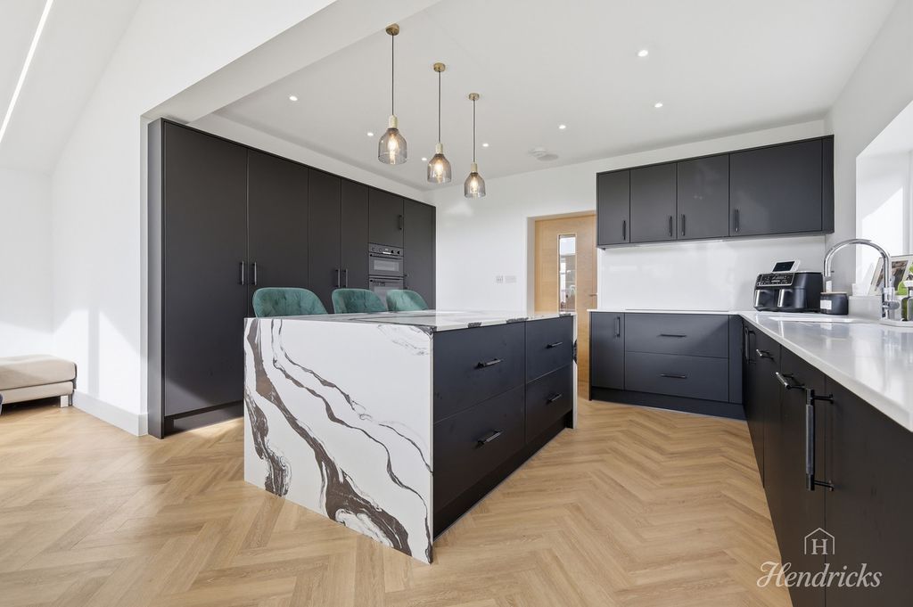 Property photo 3 of 33